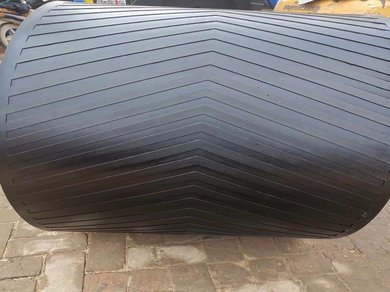 人字形橡膠輸送帶 黑色花紋橡膠輸送帶廠家